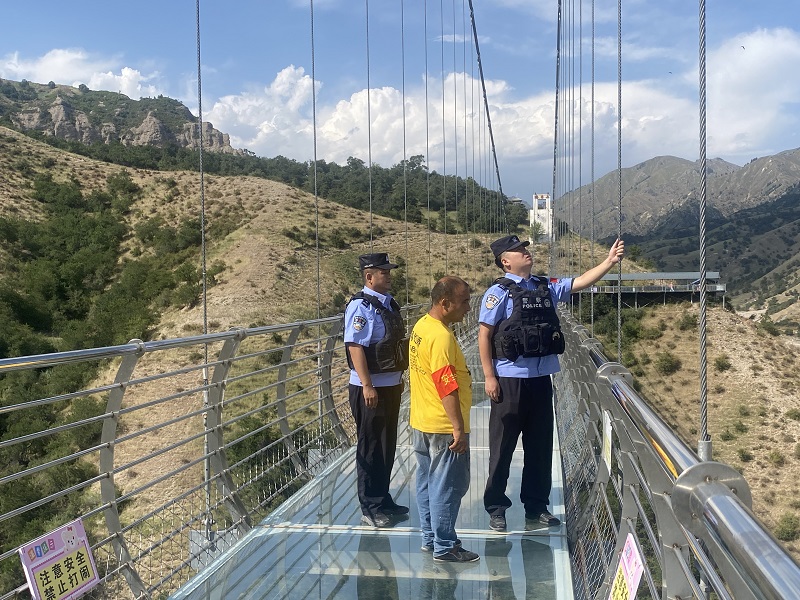 旅游警務(wù)護(hù)航 安全守護(hù)加碼——伊犁邊境管理支隊(duì)旅游服務(wù)新篇章